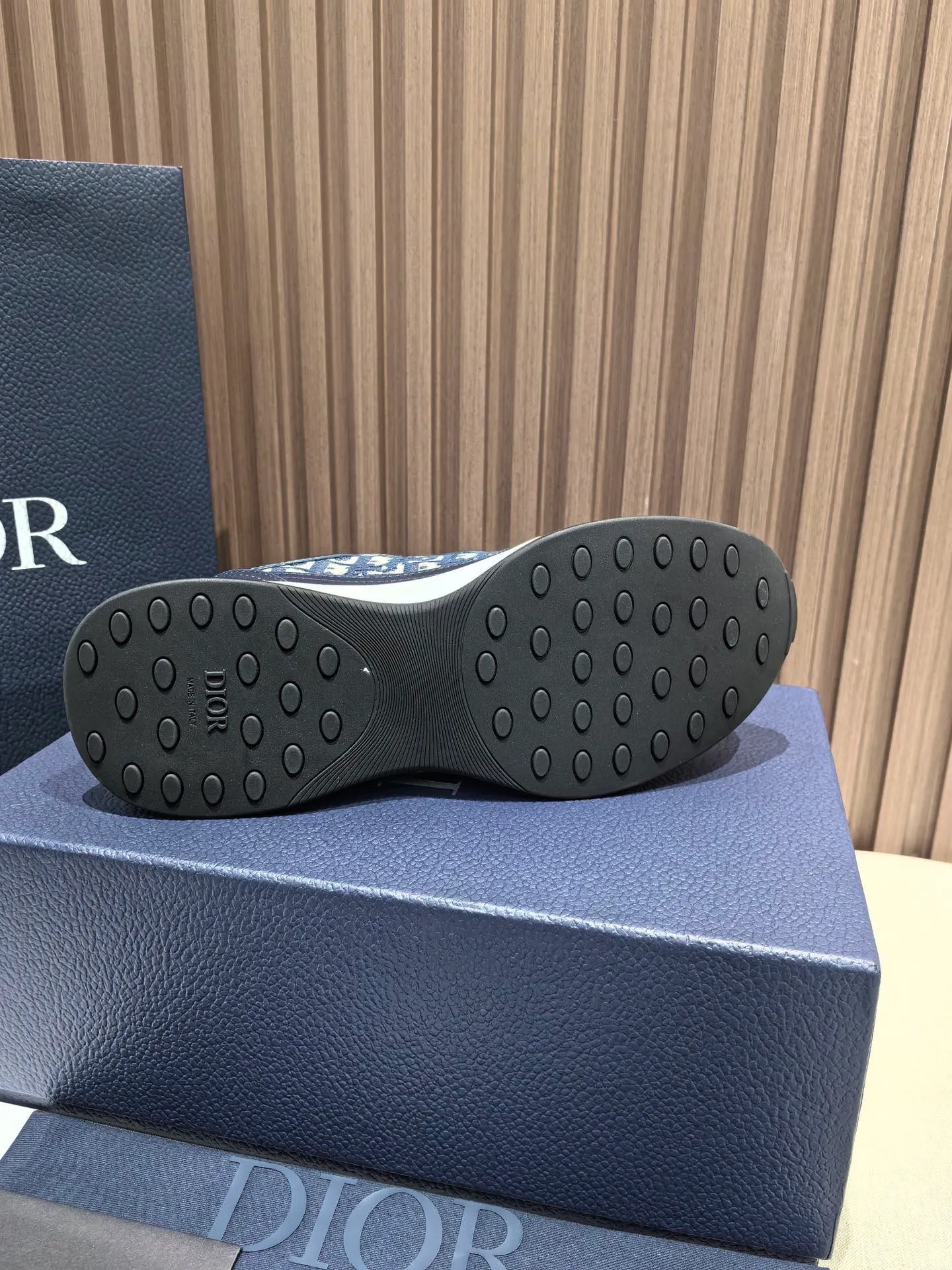 Factory price: 440💰 🔍Top purchasing agent🇮🇹 Dior's super-popular sports shoes, popular for street men, are synchronized with the new product counters. The uppers are made of Italian original imported cowhide and matched with D's customized fabrics. It is a must-have for fashionistas. The complex craftsmanship is perfectly reproduced. Imported soft cowhide foot pads, soles: original soles specially provided by the original factory, exclusive movable molded soles are super comfortable, original factory follow-up goods, 🔍🔍high quality, you can enter and exit the counter at will, welcome to compare, code number 38-45 (46 can be customized and cannot be returned or exchanged)